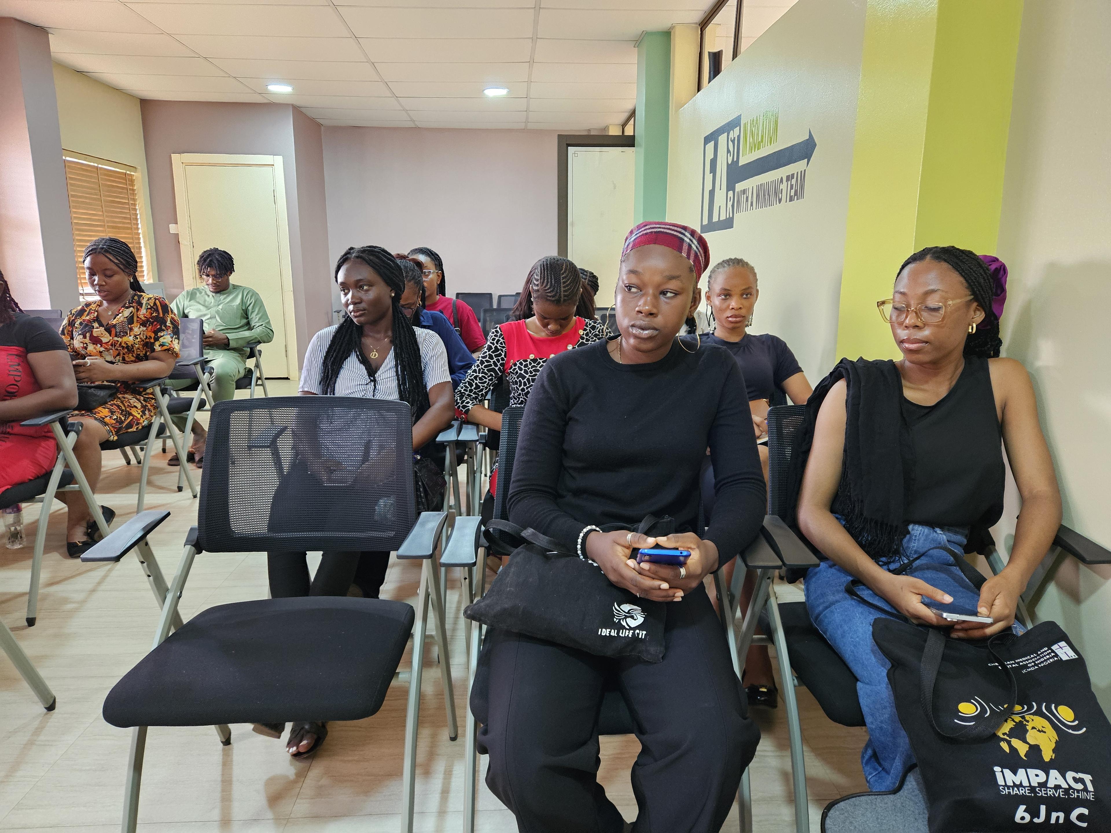 Women collaborating during the Learnable training